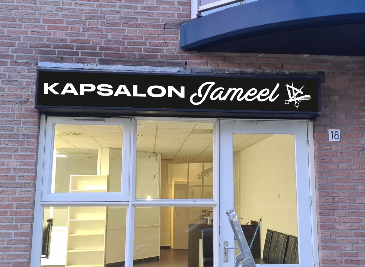 Gevel van Kapsalon Jameel aan de Boomkamp 18 in Rijssen met zwart uithangbord