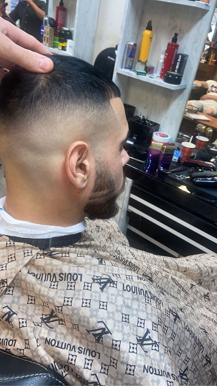 Skin fade met getextureerde bovenkant, zijaanzicht, bij Kapsalon Jameel