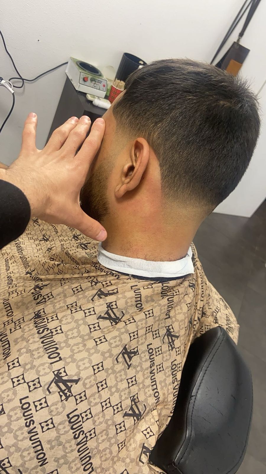 Low taper fade met een scherpe nekcontour, geknipt bij Kapsalon Jameel