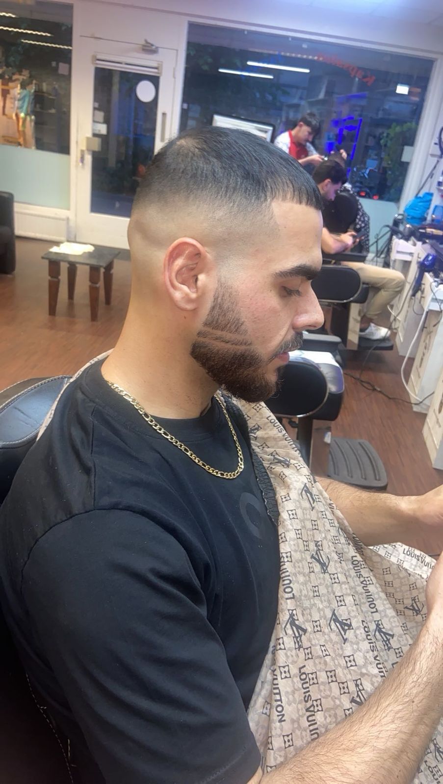 Klant van Kapsalon Jameel met een verse fade en bijgewerkte baard in de kappersstoel